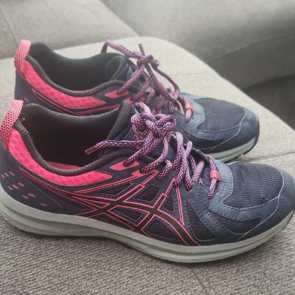 Ladies Asics Frequent Trail runners Size 7